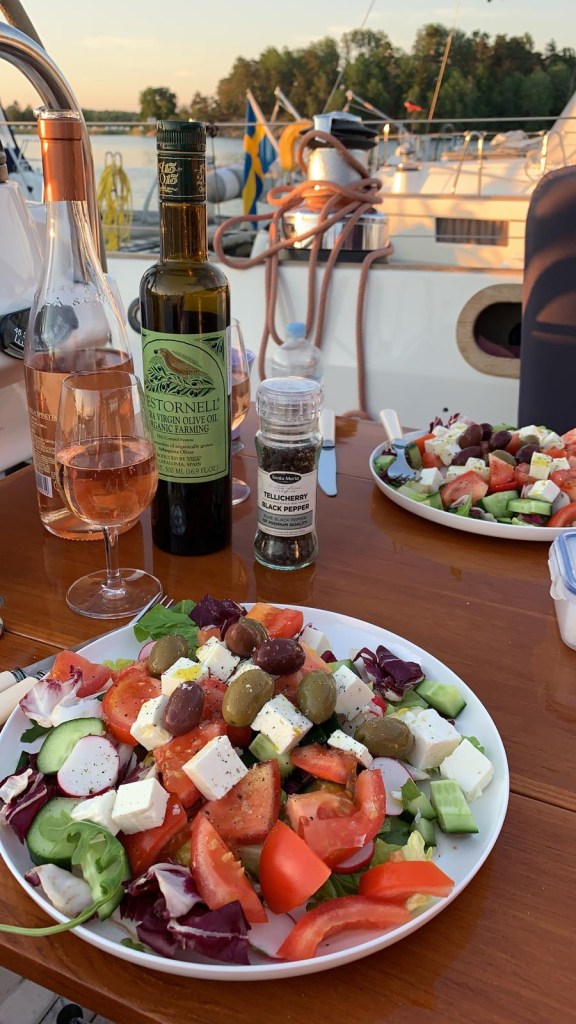 fårostsallad i sittbrunn på segelbåt